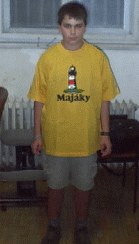 Martin vyhrál mimo jiné i tričko Majáků, které si hned oblékl.